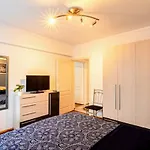 Apartment Solis T - Cosy Central Apt Walk To Beach & Caffes