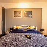 Solis T - Cosy Central Apt Walk To Beach & Caffes Apartament Constanţa