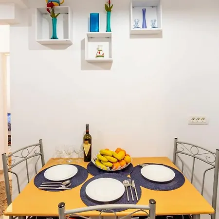 1br Walk To & Old Town Sol